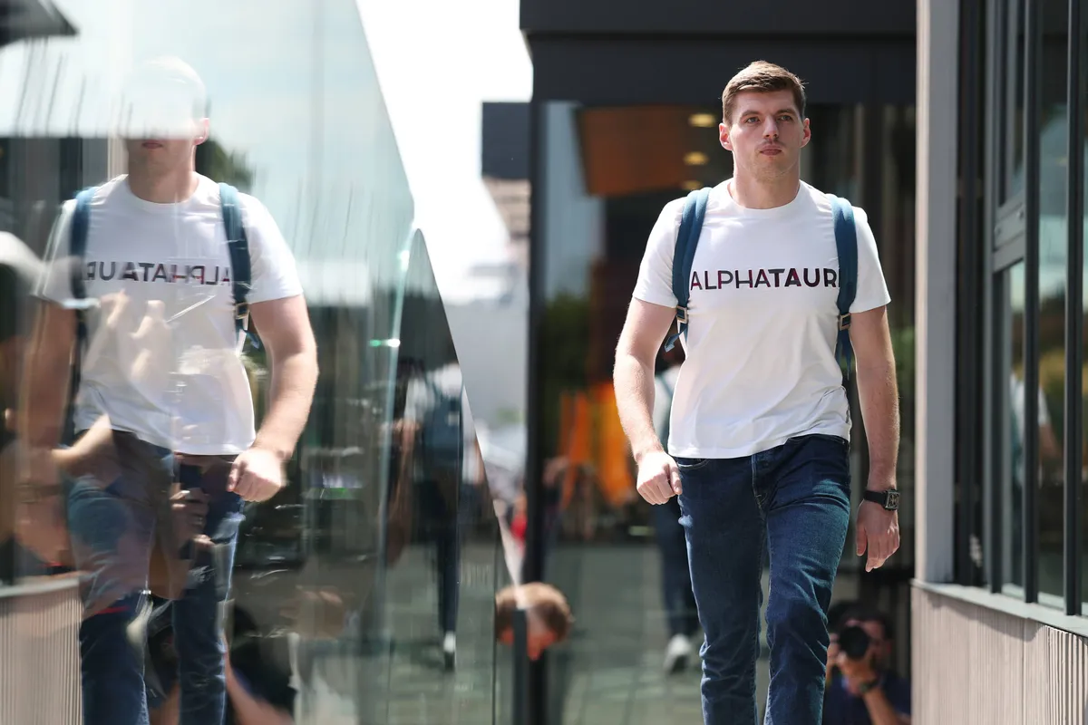 Verstappen met een typisch antwoord op Sardinië-verhaal: 'Nou, ik was in de zee aan het zwemmen'