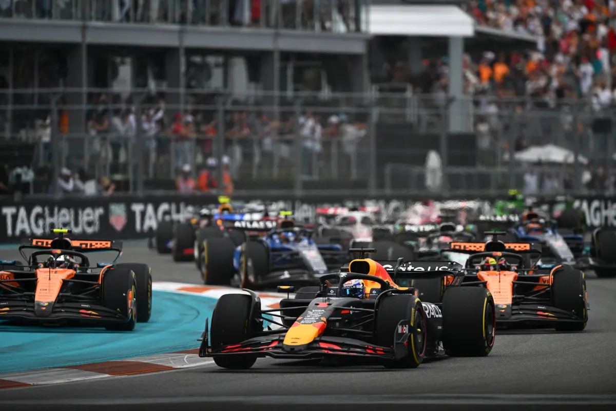 De race van Verstappen | Lambiase kon niet motiveren: 'Kom op. Je bent sneller op een langzamere band'