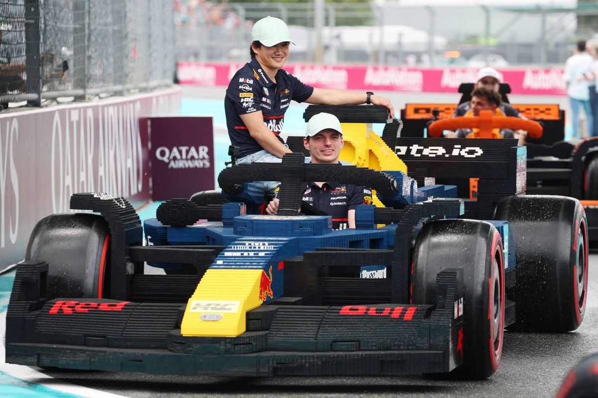 Verstappen beantwoordt vragen van kinderen: "Ik ben mijn rijbewijs niet kwijt"