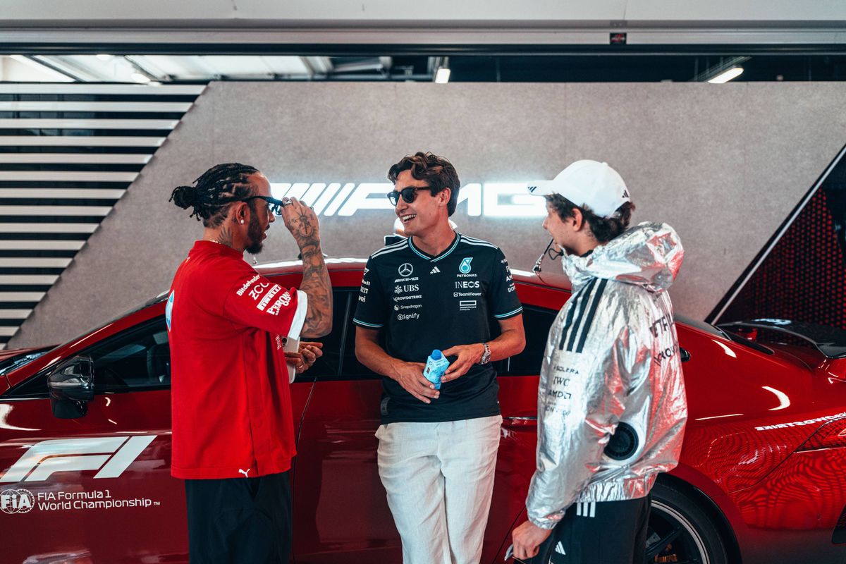 Ondertussen in F1 | Antonelli gebruikt Hamilton als menselijk schild in grappenoorlog met 'Bono'