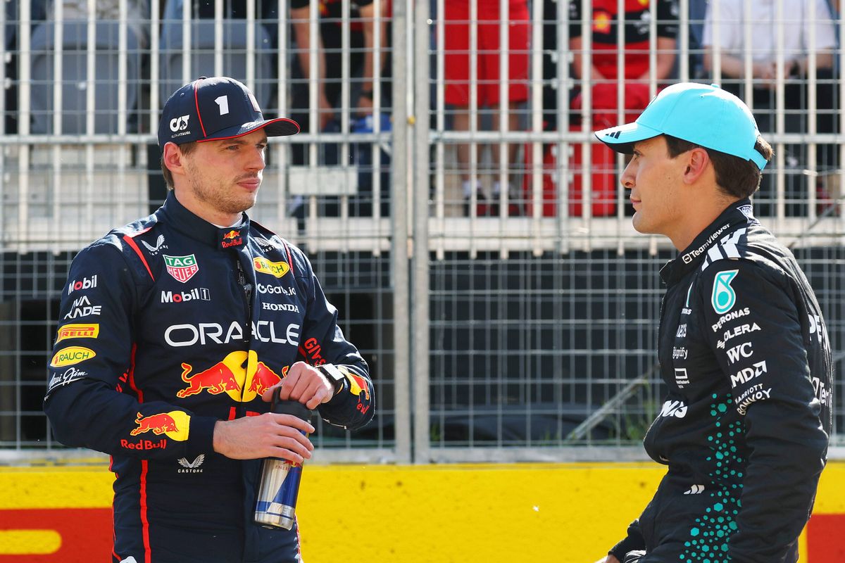 Verstappen en Russell plots in hartelijk onderonsje: "Het gaat om de gouden ananas"