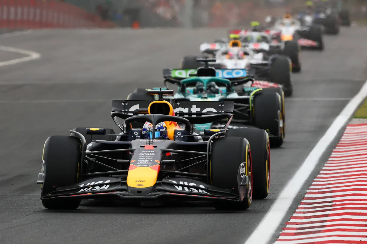 Druk op Red Bull neemt toe: 'Dan gaan ze Verstappen echt niet nog drie jaar aan zijn contract houden'