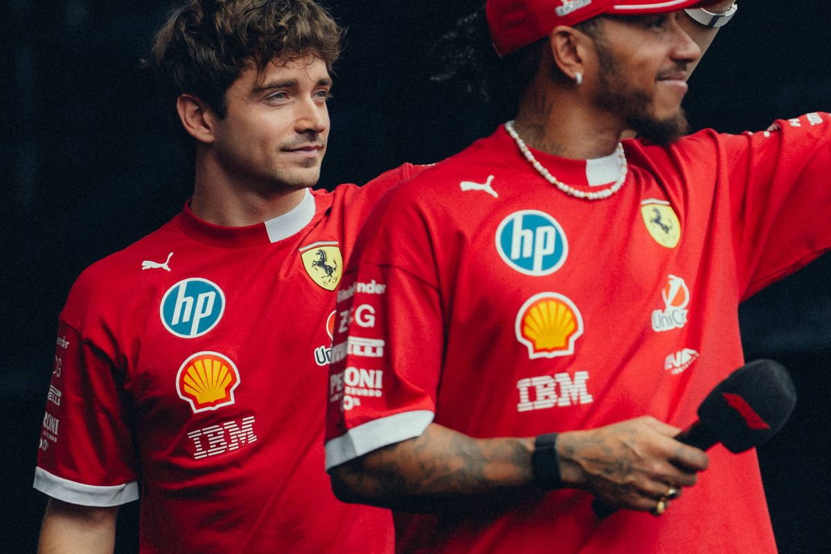 Hamilton ziet teamgenoot Leclerc niet als concurrent: 'We hebben hetzelfde doel, maar ik wil winnen'