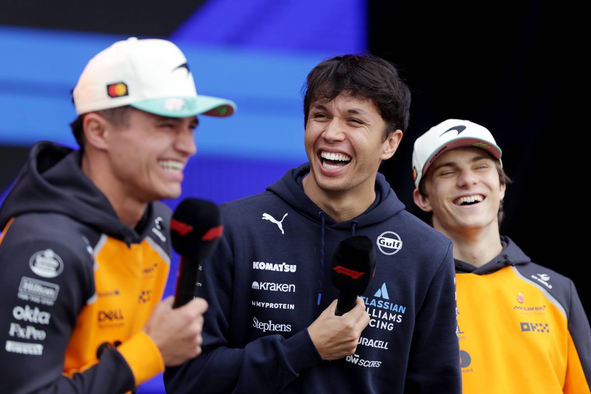 Albon lacht na opmerking over Norris: "Ik dacht: mijn hemel, ik creëer hier zo nog iets vreselijks"