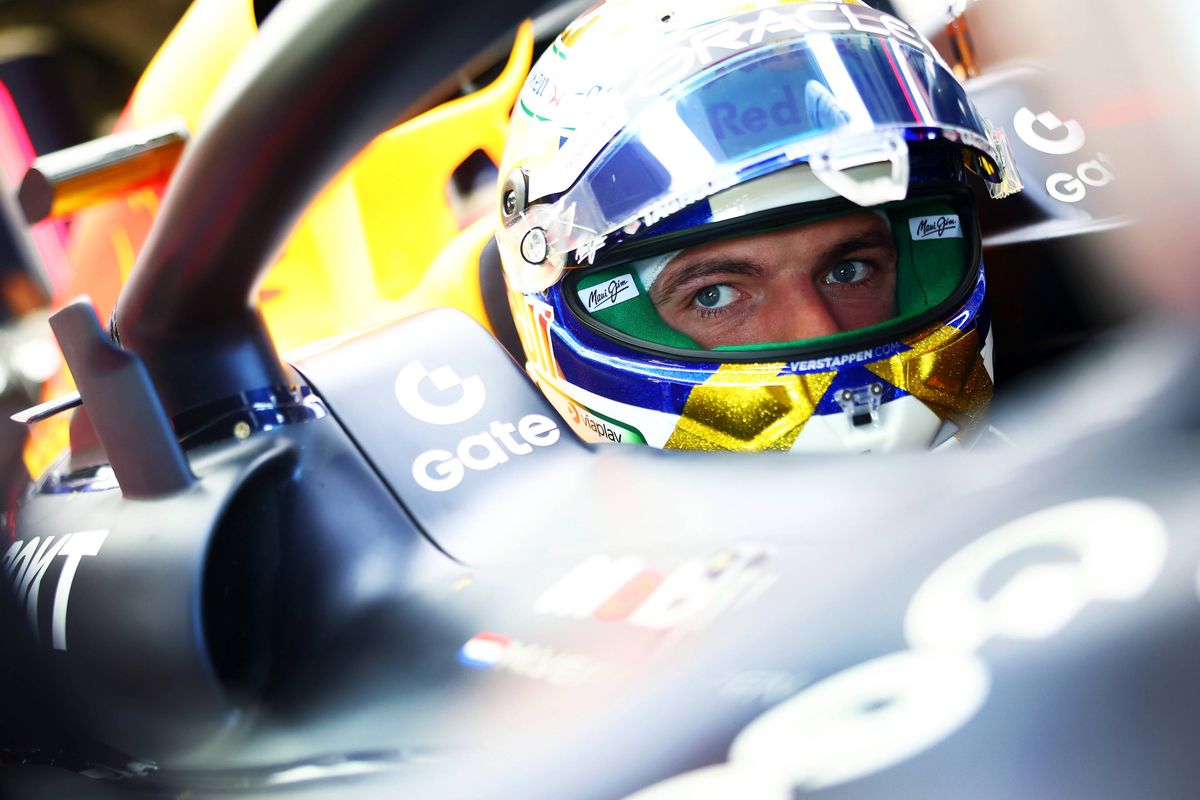 Commentator lacht om 'drama' bij Verstappen: 'Hij is gewoon aan het spelen'