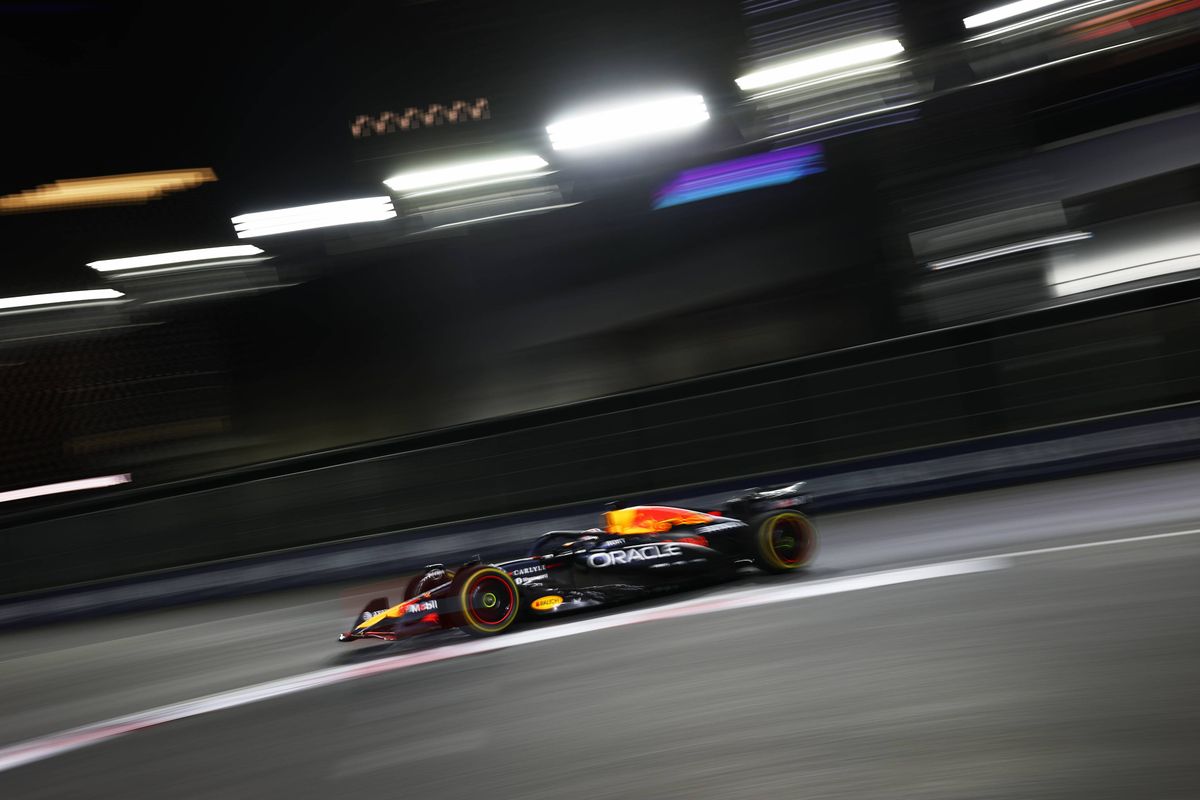 Ondertussen in F1 | Verstappen krijgt nachtelijk bezoek van auto in hilarische video