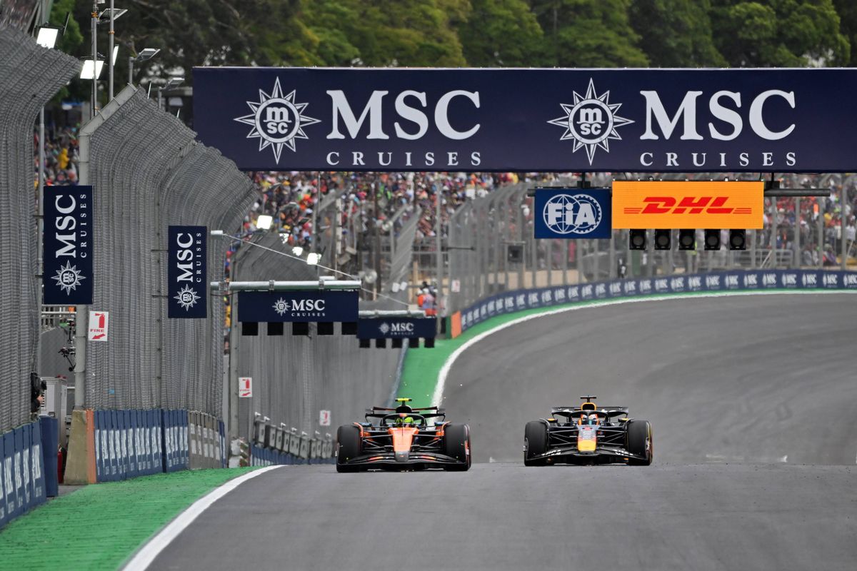 Oud-teambaas steekt de draak met McLarens verzoek betreffende Red Bull-motor, Verstappen was scherp