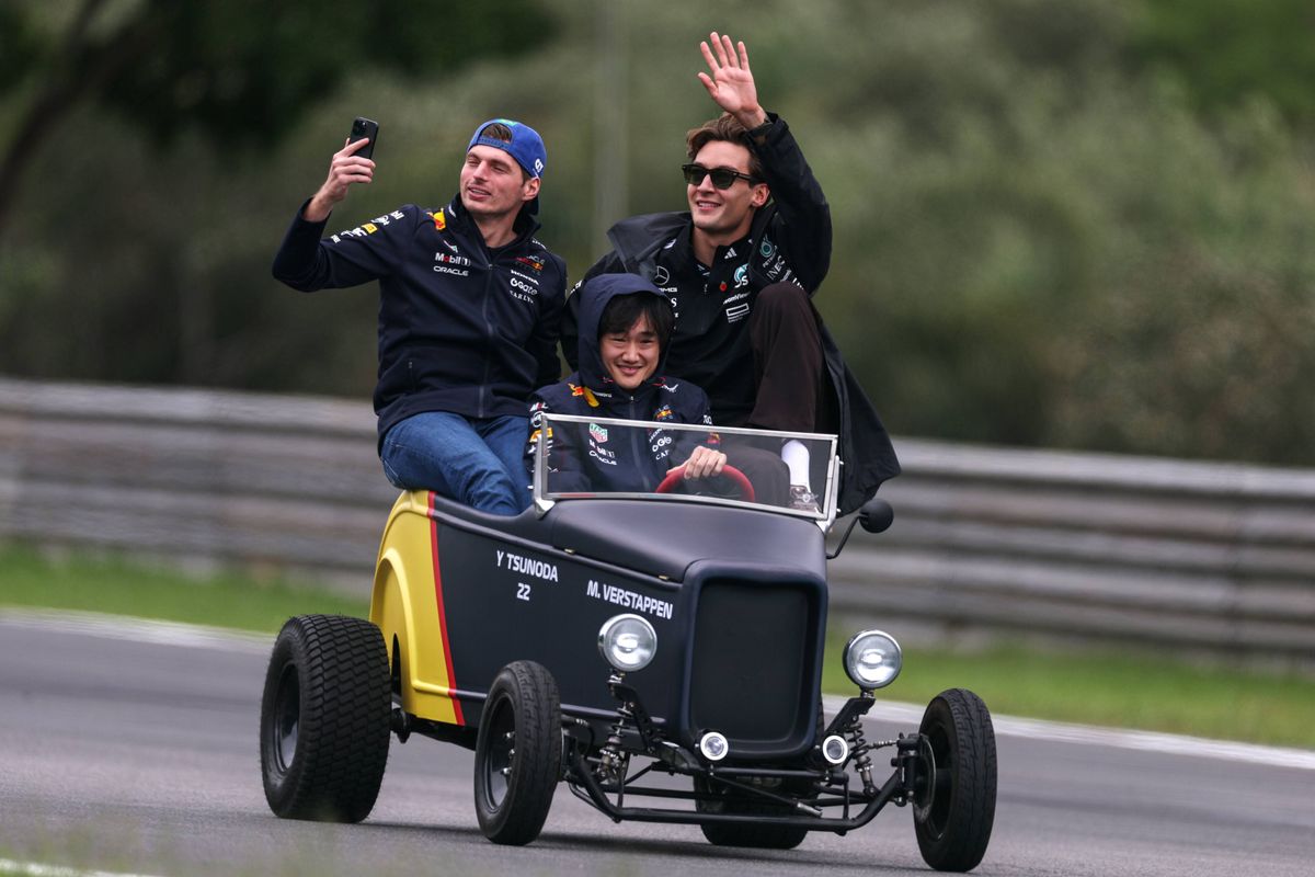 Ondertussen in F1 | Russell rijdt mee met Red Bull in chaotische Drivers' Parade