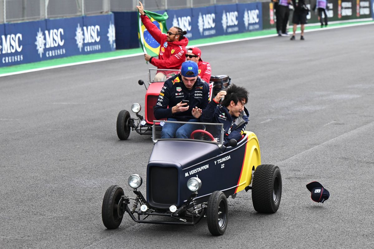 Ondertussen in F1 | Williams-coureurs rennen om achter het stuur te zitten in hilarische Drivers' Parade