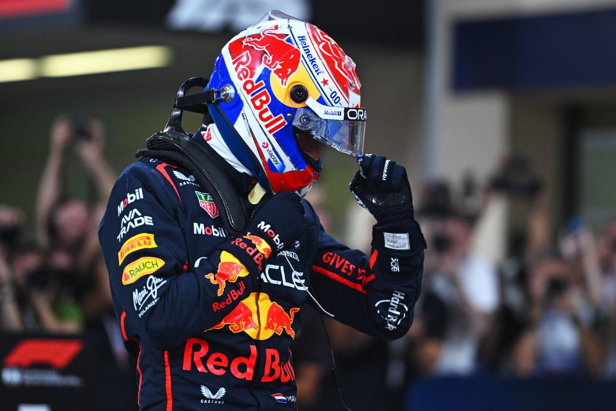 Ondertussen in F1 | Verstappen ontvangt eerste bokaal van het weekend van Pirelli-topman Isola