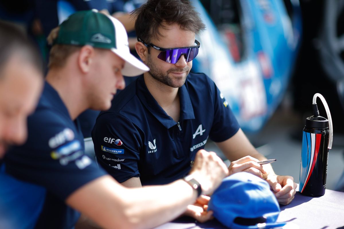 Nieuwe coureur van Verstappen staat perplex: 'Max is een buitenaards wezen'