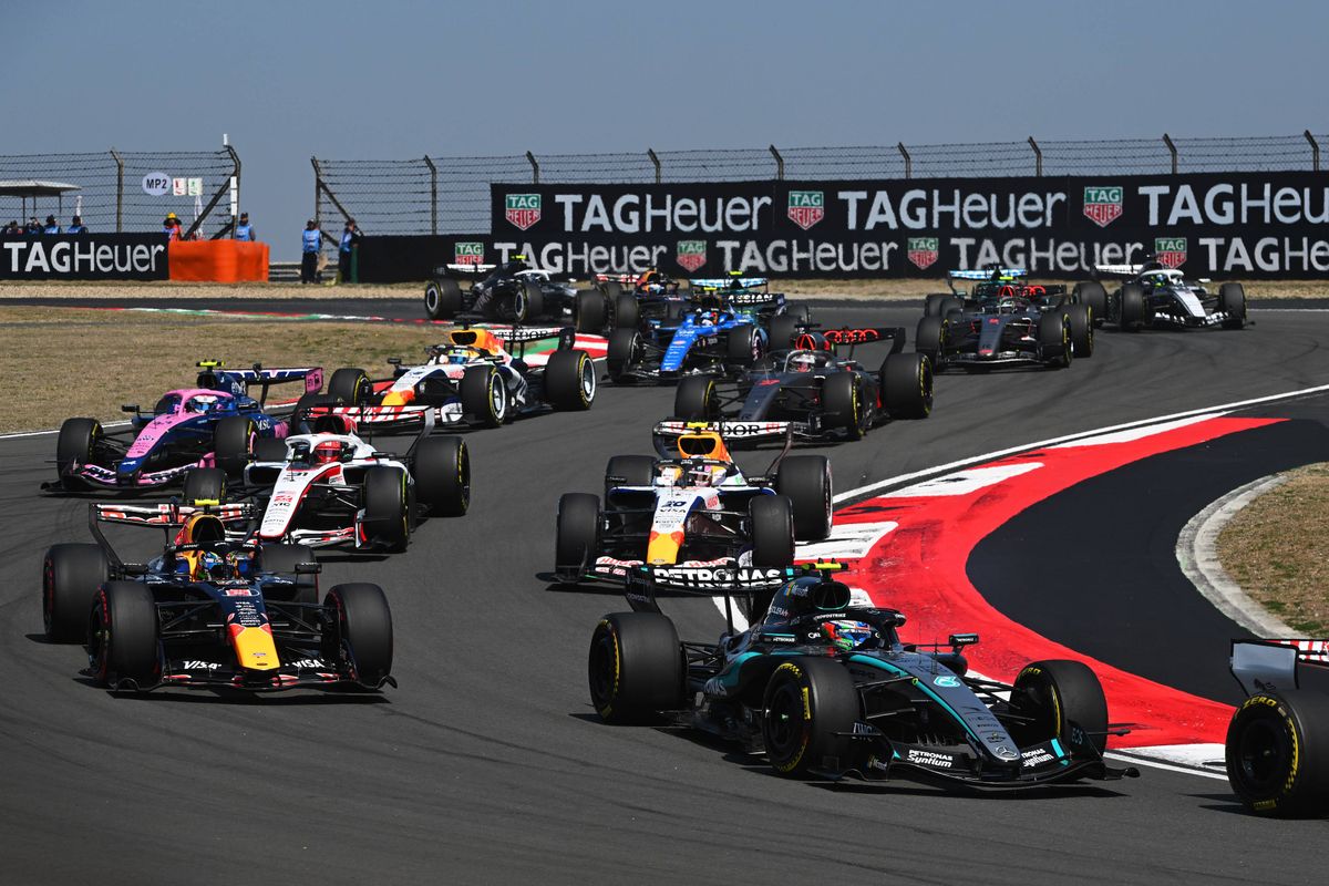 Ondertussen in F1 | Beelden: Hadjar en zijn Red Bull slachtoffer van harde klap Antonelli