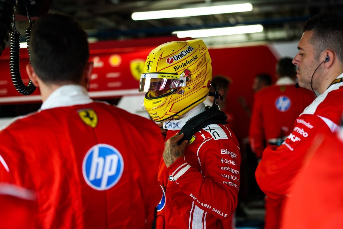 Verstappen nadert Ferrari en maakt kans op de overwinning, Hamilton in topvorm