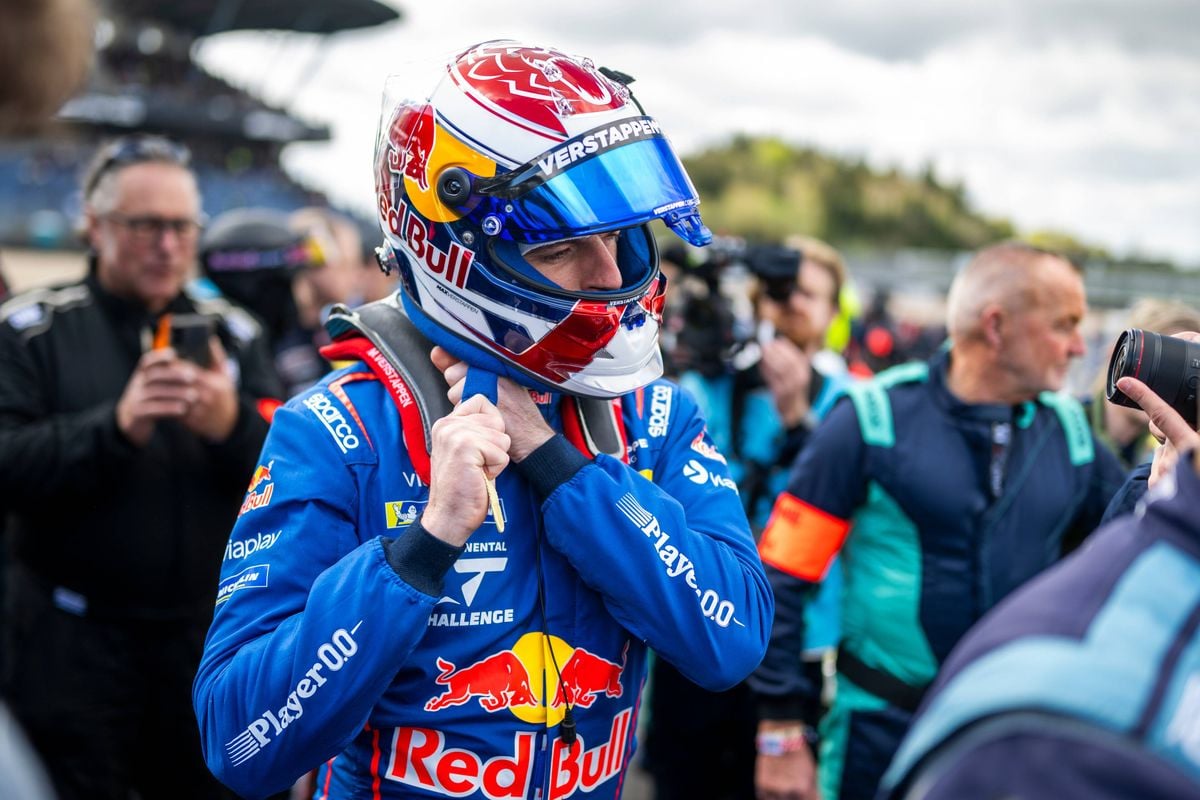Verstappen veegt de vloer aan met GT500-coureur bij debuut in de regen: "Echt een ander niveau"