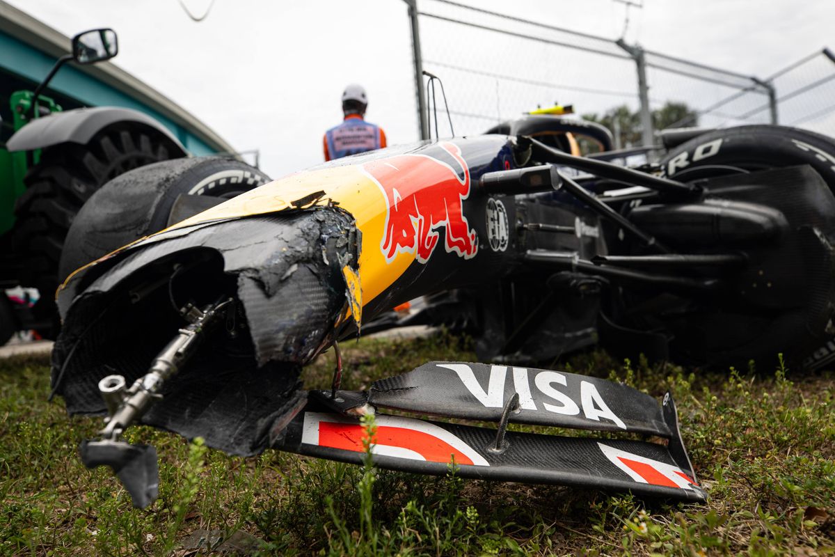 Zware crash voor Red Bull, Hadjar rijdt veel schade