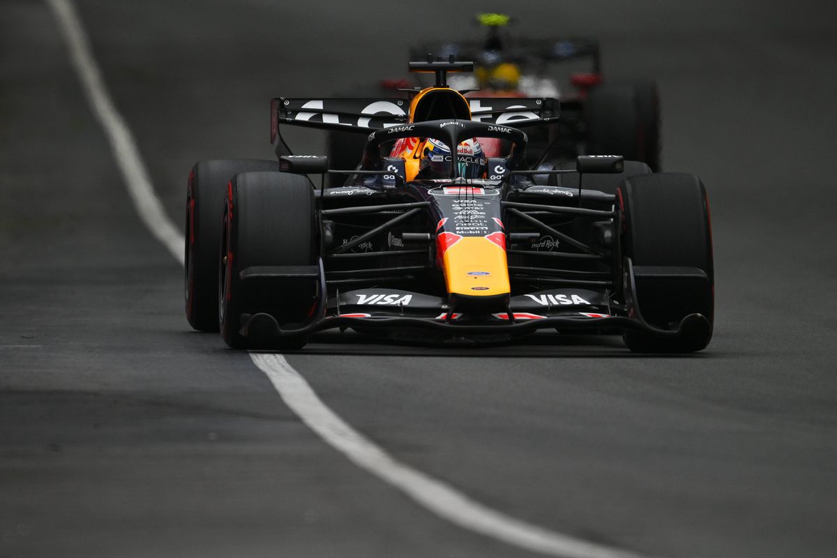 De race van Verstappen | Verstappen stoort zich aan Hamilton: "Dit is niet normaal"