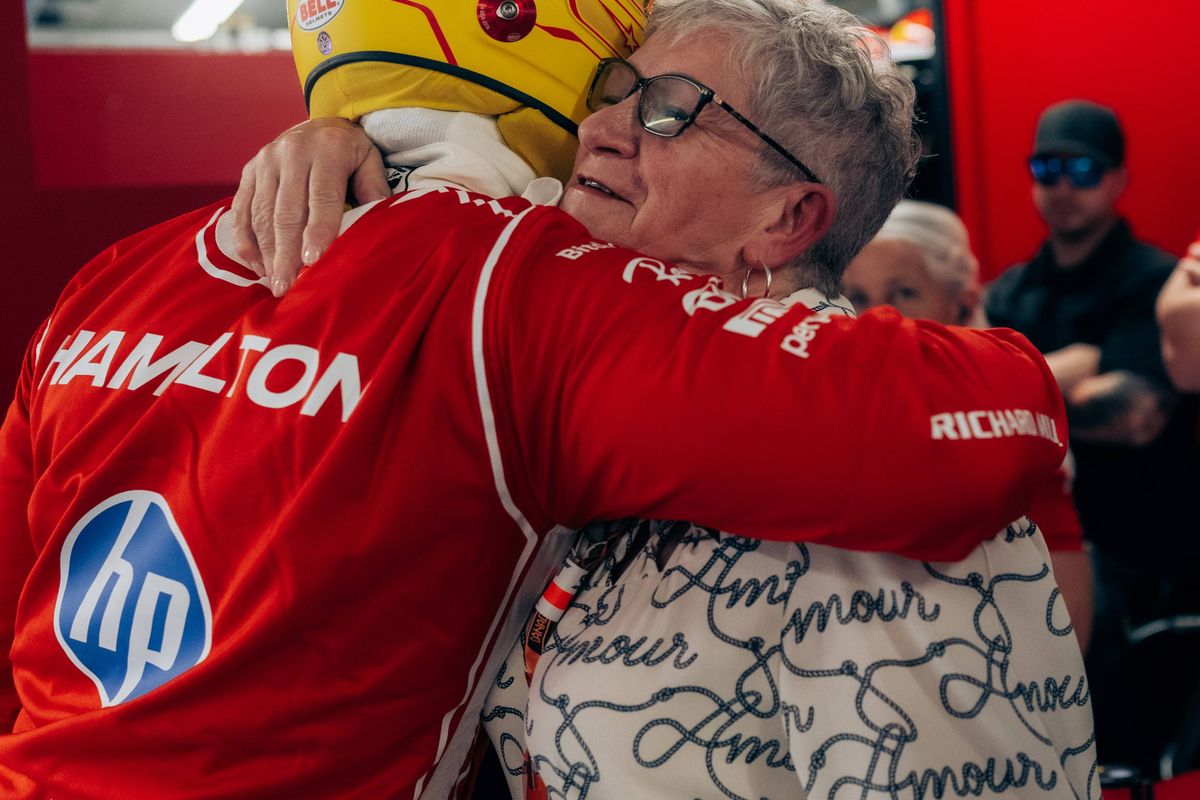 Hamilton emotioneel na beste Ferrari-resultaat: "Ik kan niet uitleggen hoe diep ik heb moeten gaan"