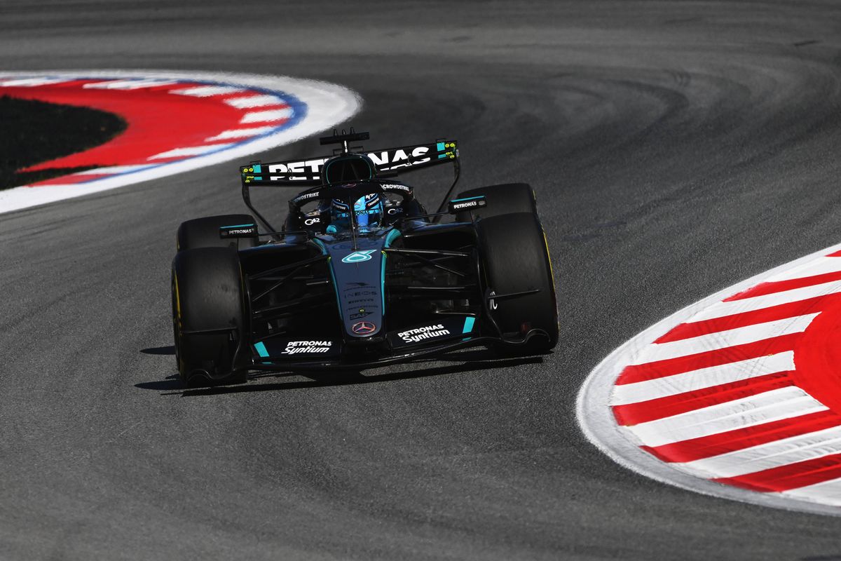 Russell bovenaan in tamme sessie, Verstappen hoofdschuddend over start-finish