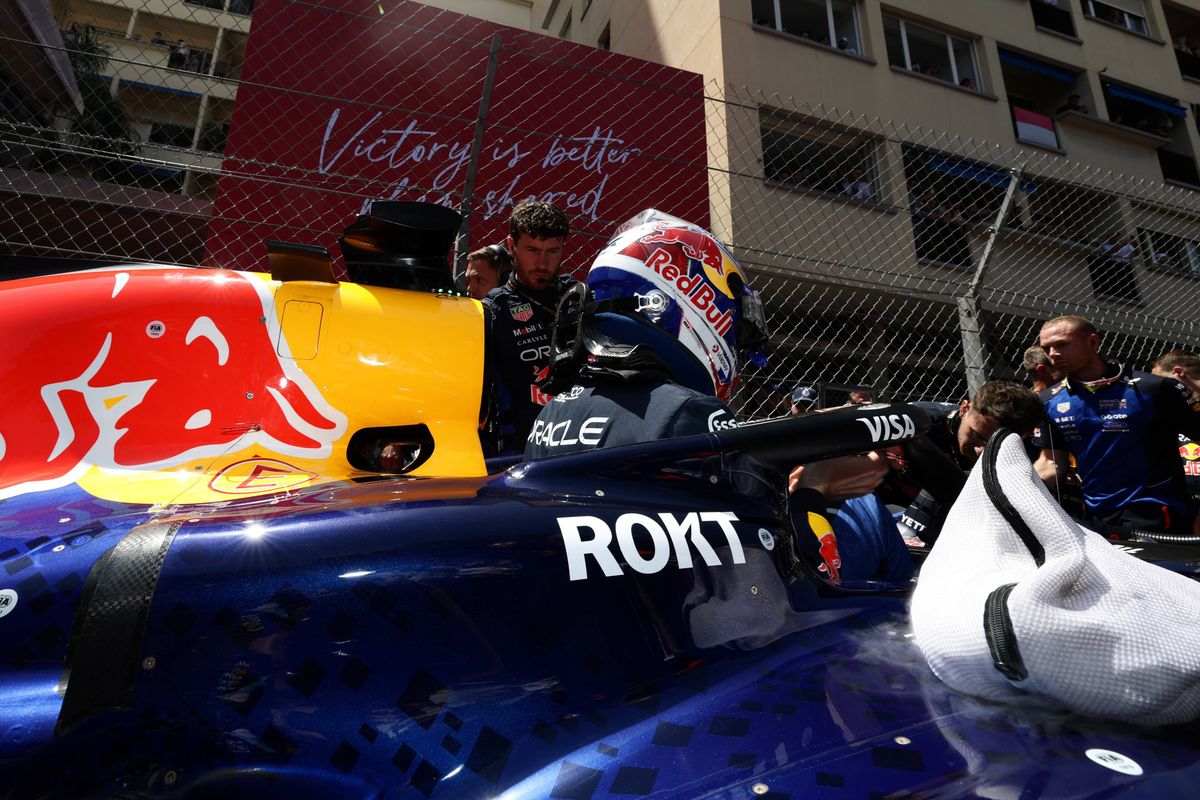 De race van Verstappen | Verstappen ergert zich aan Red Bull: "Kom op jongens, geef me wat feedback!"