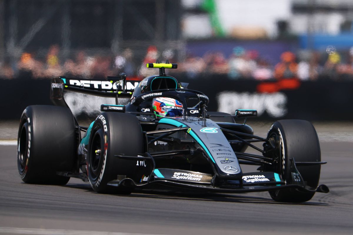 Antonelli grijpt poleposition, Verstappen kampt met serieuze problemen
