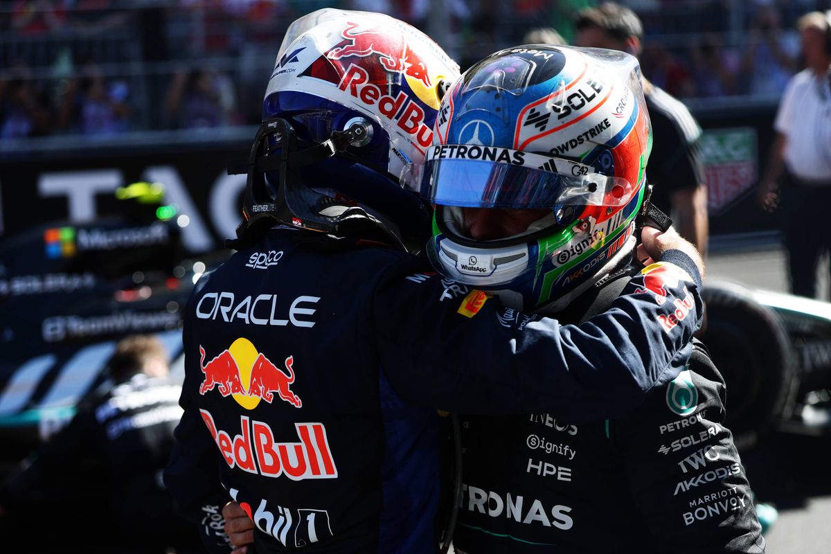 NB | "De geniepige actie van Antonelli kost Verstappen de overwinning"