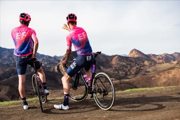 EF Education First rijdt alternatief; op grind, in wildernis en door stof