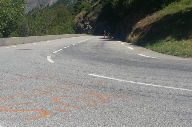 Video | Benedetti krijgt boete en boze woorden na fietsen op fietspad in Nokere Koerse