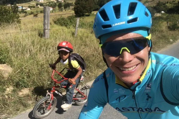 Etappe 2 Giro d'Italia | Roglic, Lopez en Yates blij zonder schade na regenval