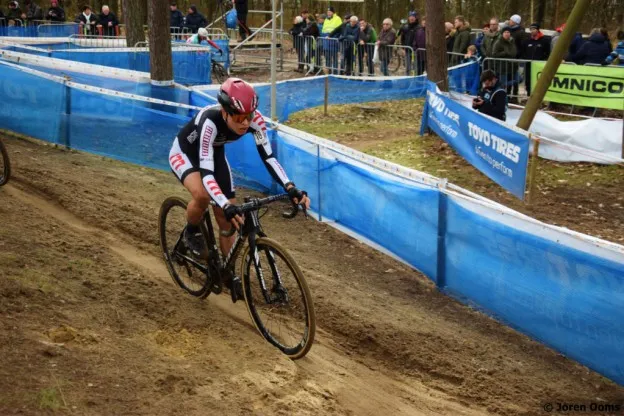 Arzuffi zorgt voor Italiaans feest in Boom, Nederlandse dames vallen