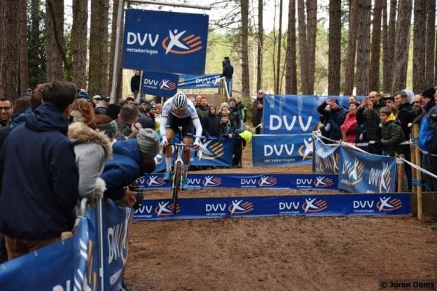 Van der Poel beëindigt met overtuiging dominantie van Iserbyt in veldrijden