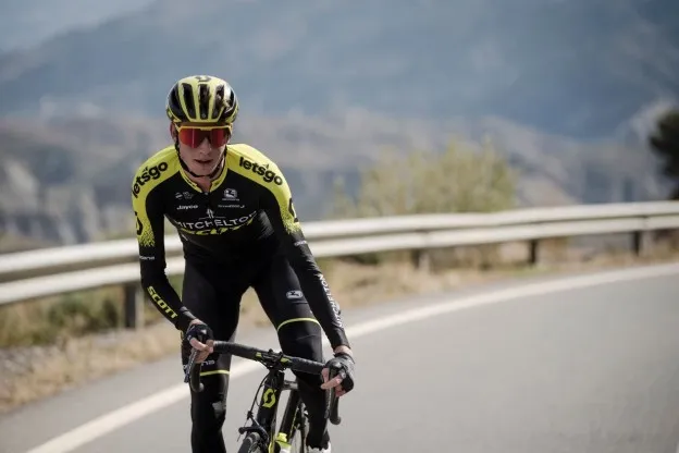 Hamilton wint prachtige bergetappe in Tirreno, Kelderman zesde