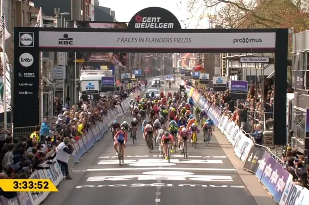 Wild gediskwalificeerd in Prudential Ride London na hectische sprint, Wiebes wint