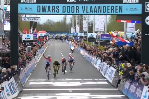 Fenomeen Van der Poel domineert in Dwars door Vlaanderen en sprint naar zege