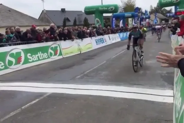 Van der Poel verliest etappe en leiderstrui aan Coquard in Circuit Cycliste Sarthe