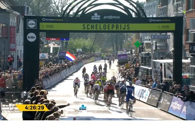 Jakobsen volgt zichzelf op na veel waaiers in spectaculaire Scheldeprijs