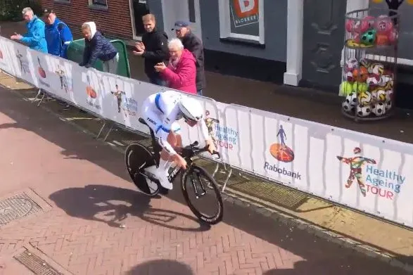 Van Dijk vliegt naar zege in tijdrit Healthy Ageing Tour, leiderstrui Klein