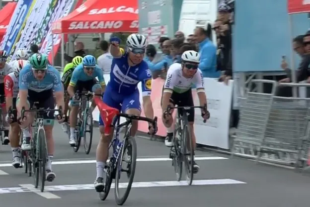 Jakobsen klopt wereldtop in sprint derde etappe Turkije, Bennett blijft leider