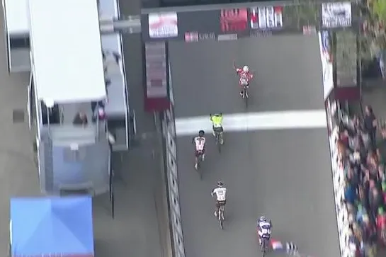 Andrea Vendrame wint na knappe eindsprint in de Franse koers Tro-Bro Leon