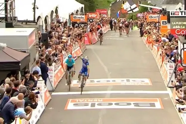 Alaphilippe is koning van de Muur en klopt Fuglsang in loodzware Waalse Pijl