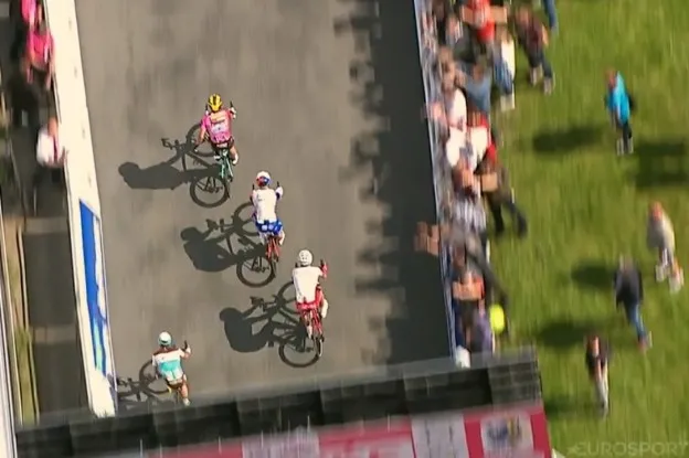 Groenewegen sprint met twee vingers in de neus naar hattrick in Duinkerke