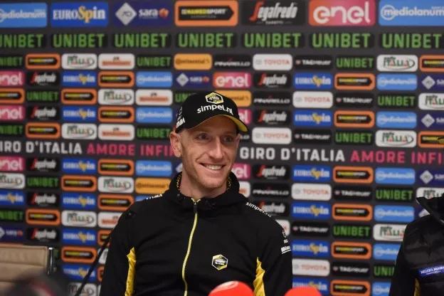 Van Emden haalt uit in AD: 'We zijn wielrenners, geen circusdieren'