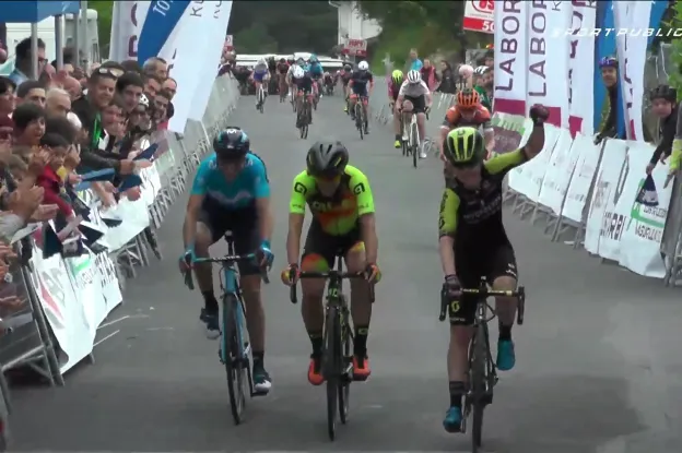 Van Vleuten actief in door Spratt gewonnen tweede etappe Emakumeen Bira