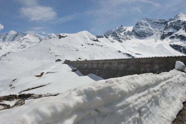 Sneeuw houdt huis: Giro-organisatie wijzigt rit dertien; geen volledige Saint-Bernard-beklimming, maar door tunnel