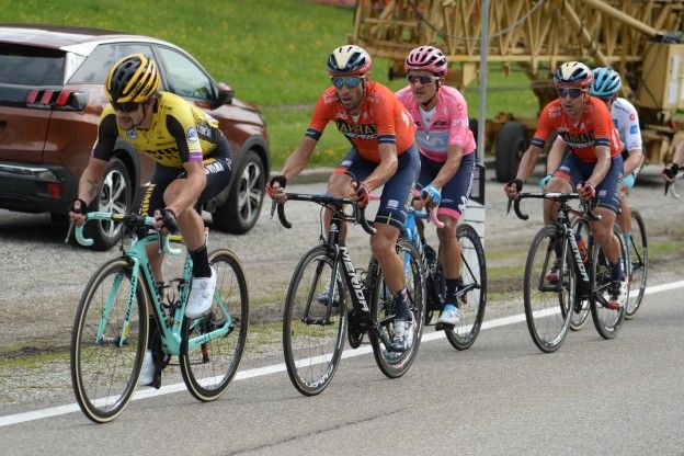 Hoge verwachtingen laatste bergrit: 'Giro kan nog op zijn kop gezet worden'