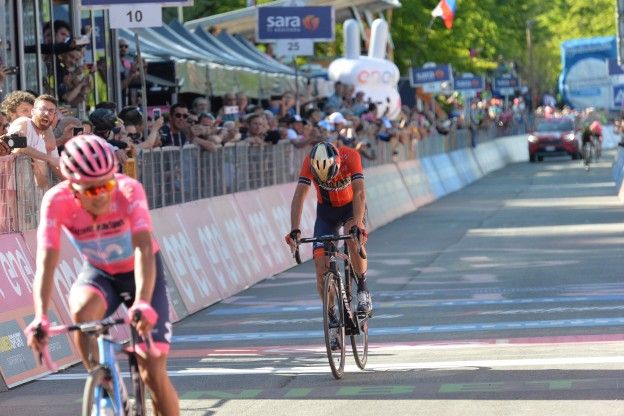 Tien tweets over bizar zware etappe Giro d'Italia: 'Iedereen in het rood'