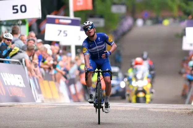 Negentienjarige Evenepoel verpulvert nu ook tegenstand in Clasica San Sebastian