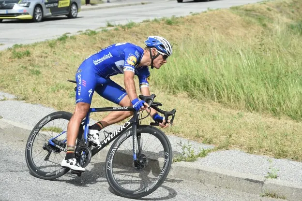 Vuelta a Espana etappe 1 | Gilbert boos op Jumbo-Visma: 'Wagen kost ons rood'