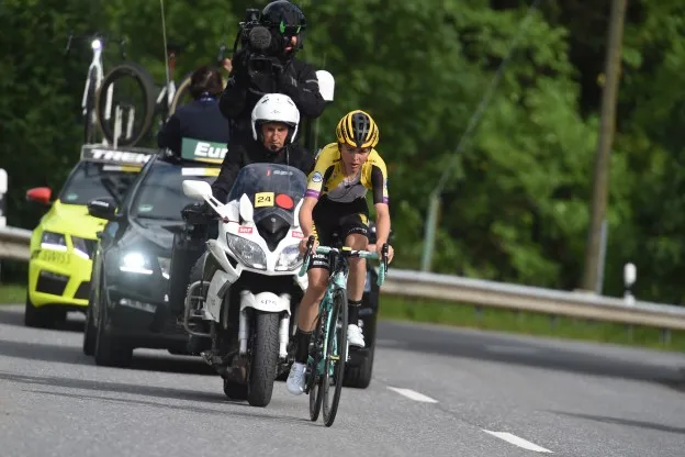 Etappe 6 Ronde van Zwitserland | Tolhoek gecomplimenteerd: 'Enige die écht wegreed'