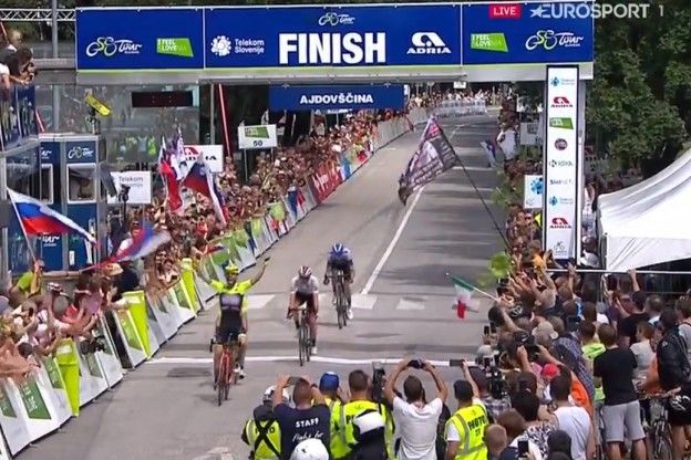 Visconti profiteert van klassementsstrijd en wint vierde etappe in Slovenië