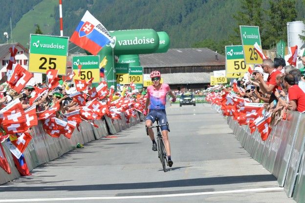 Carthy wint laatste etappe Zwitserland met machtige solo, Bernal wint ronde